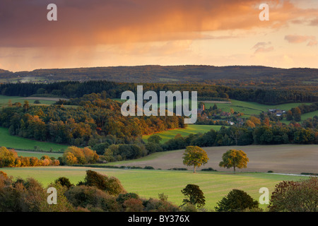 Le viste verso Albury e il Surrey Hills campagna Foto Stock