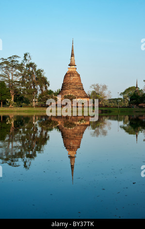 La riflessione di rovine presso l'UNESCO sito Hertitage in Sukothai, Thailandia, in Asia. Foto Stock