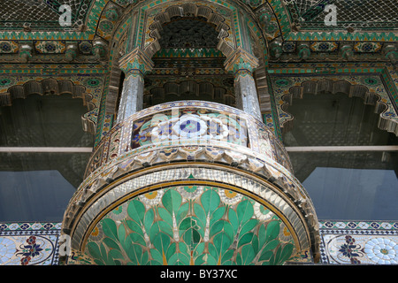 Ornati in aria aperta interna cortile Pavone Mor Chowk presso il Palazzo della Città Udaipur Rajasthan Foto Stock