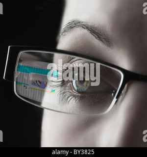 La riflessione del grafico di imprenditrice gli occhiali Foto Stock