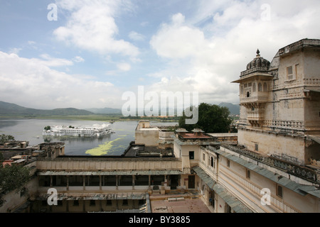 Vista del lago Pichola dal Palazzo di Città, Udaipur, Rajasthan Foto Stock