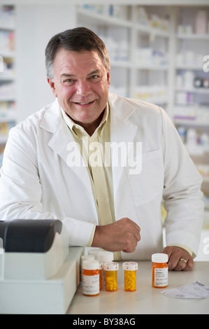 Stati Uniti d'America, New Jersey, Jersey City, ritratto del farmacista la vendita di medicine in farmacia Foto Stock