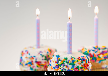 Candele accese sul decorate torte Foto Stock