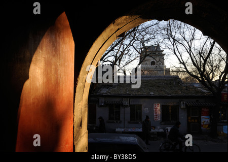 Vista della Torre Campanaria da un antico tempio che è un mercato alimentare ora nella centrale area dell'Hutong di Pechino, Cina.15-Jan-2011 Foto Stock