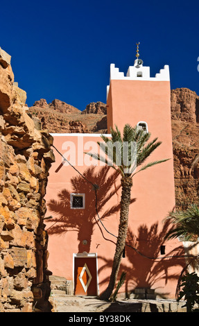 Colorate moschea rurale in Ait Mansour gorge, Anti Atlas, Marocco Foto Stock