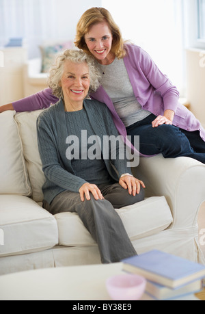 Stati Uniti d'America, New Jersey, Jersey City, Ritratto di Madre e figlia sorridente sul divano Foto Stock