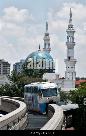 Mono convoglio ferroviario e moschea di Kuala Lumpar, Malaysia Foto Stock