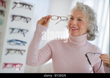 Stati Uniti d'America, New Jersey, Jersey City, ritratto di donna senior azienda bicchieri Foto Stock