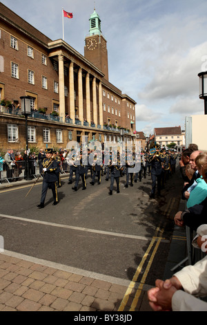 Una sfilata da parte della banda della Royal Air Force reggimento per commemorare la battaglia di Bretagna, al di fuori del Municipio di Norwich, Regno Unito Foto Stock