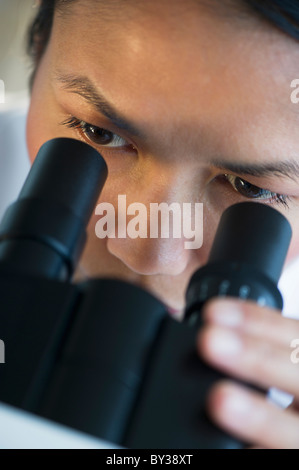 Stati Uniti d'America, New Jersey, Jersey City, donna scienziato usando microscopio Foto Stock