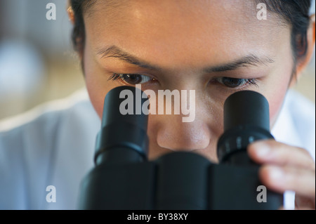 Stati Uniti d'America, New Jersey, Jersey City, donna scienziato usando microscopio Foto Stock