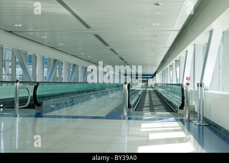 La passerella su Sheikh Zayed Road che conduce a Dubai Internet City stazione della metropolitana Foto Stock