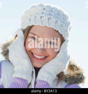 Stati Uniti d'America, New Jersey, Jersey City, Ritratto di giovane donna che indossa bianco maglia hat Foto Stock