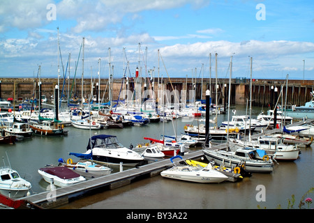 Barche a vela nel porto di watchet Foto Stock