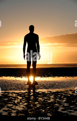 Antony Gormley statue in Crosby beach Foto Stock