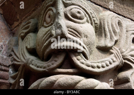 Questa piccola chiesa parrocchiale in Kilpeck è un gioiello di architettura romanica e carving. Kilpeck è in Herfordshire, Inghilterra Foto Stock