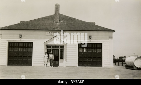 Circa 1950 foto di mezza età matura nella parte anteriore di U.S. Coast Guard, Gay-stazione di testa. Foto Stock