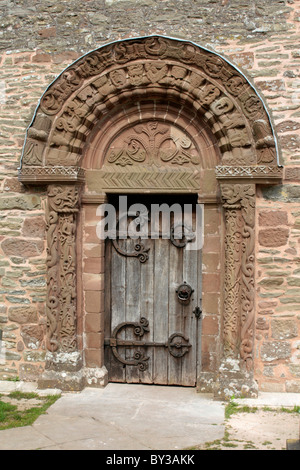 Questa piccola chiesa in Kilpeck è un gioiello di architettura romanica e carving. Kilpeck è in Herfordshire, Inghilterra Foto Stock