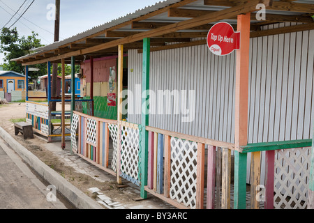Colorati edifici in legno in Gros Islet, St Lucia, West Indies. Foto Stock