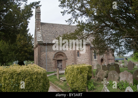 Questa piccola chiesa in Kilpeck è un gioiello di architettura romanica e carving. Kilpeck è in Herfordshire, Inghilterra. Foto Stock