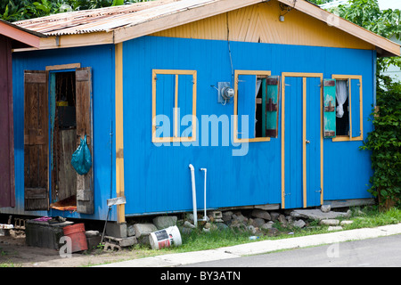 Variopinto edificio di legno in Gros Islet, St Lucia, West Indies. Foto Stock