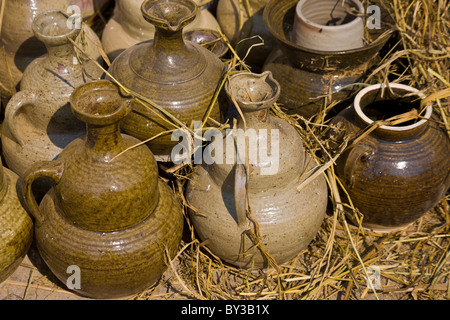 Terracotta invetriata ceramica Menghai produrre mercato, nella provincia dello Yunnan, Regione di Xishuangbanna, Repubblica Popolare Cinese. JMH4200 Foto Stock