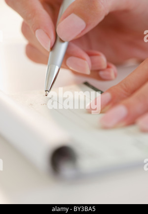 Stati Uniti d'America, New Jersey, Jersey City, vista ravvicinata di una donna la scrittura a mano con penna Foto Stock