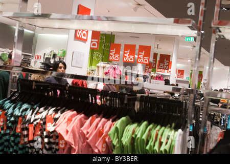 Vendite invernale in gennaio, sconti cartelli sulla finestra store in hight street nel centro della città di Roma Italia carrello Foto Stock