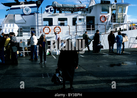 I locali sono pronti a bordo del traghetto per passeggeri che collega l'isola di Faial con la vicina Pico dell'arcipelago delle Azzorre Foto Stock