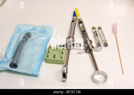 Siringhe dentali lungo con un trapano e punte di sedersi su un vassoio pronto per l'uso. Foto Stock