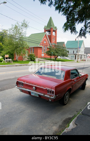 Un vecchio rosso Mustang auto parcheggiate nella cittadina di Betlemme, New Hampshire, STATI UNITI D'AMERICA Foto Stock