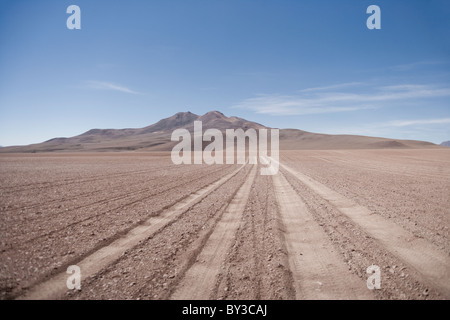 Strada nel deserto da Uyuni a San Pedro de Atacama Foto Stock