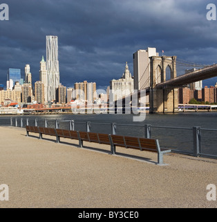 Stati Uniti d'America, la città di New York skyline di Manhattan con il ponte di Brooklyn Foto Stock