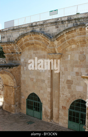 Vista interna del blocco porta orientale sulle vecchie mura della città di Gerusalemme, Israele, che è tradizionalmente noto come il passante di gate Foto Stock