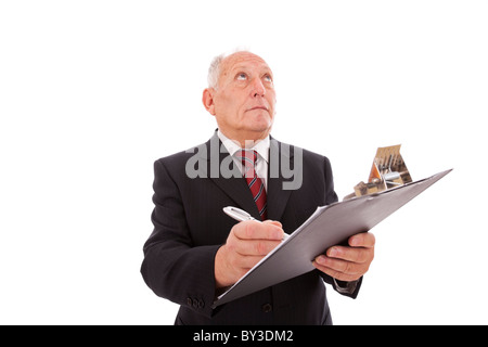 Imprenditore senior di scrittura in alcuni appunti di carta (isolato su bianco) Foto Stock