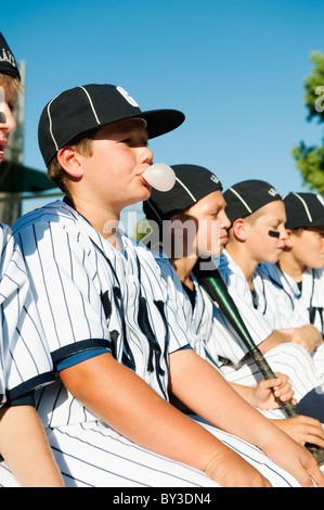 Stati Uniti, California, Ladera Ranch, ragazzi (10-11) da little League seduto sulla panchina Foto Stock