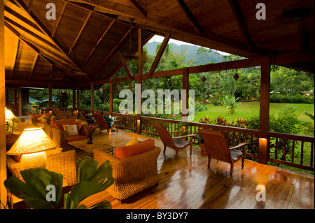 La Veranda al Lodge at Pico Bonito, La Ceiba, Hounduras dove gli ospiti possono sedersi e osservare i giardini tropicali e della fauna e flora selvatiche Foto Stock