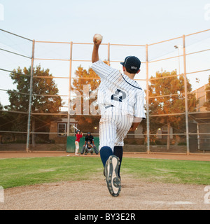 Stati Uniti, California, Ladera Ranch, ragazzo (10-11) Riproduzione di baseball Foto Stock