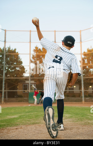 Stati Uniti, California, Ladera Ranch, ragazzo (10-11) Riproduzione di baseball Foto Stock