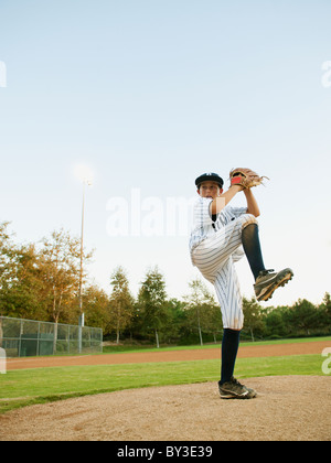 Stati Uniti, California, Ladera Ranch, ragazzo (10-11) Riproduzione di baseball Foto Stock