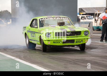 Ford Mustang drag racing car eseguendo un burnout Foto Stock