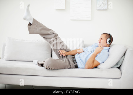 Sud Africa, giovane uomo che ascolta musica e fingendo di suonare la chitarra Foto Stock