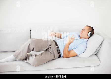 Sud Africa, giovane uomo che ascolta musica e fingendo di suonare la chitarra Foto Stock