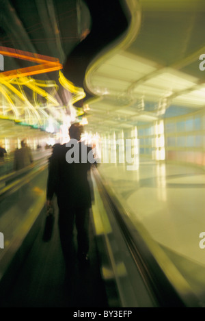 Stati Uniti d'America, Colorado, imprenditore a piedi attraverso aeroporto, movimento sfocato Foto Stock