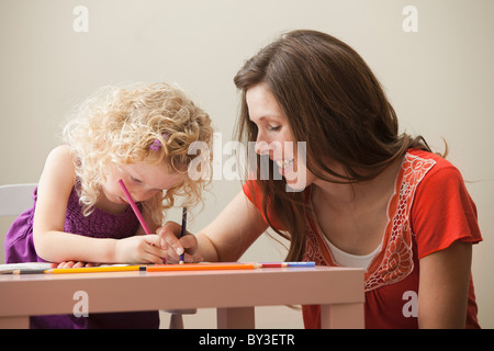 Stati Uniti d'America, Utah, Lehi, madre e figlia (2-3) disegnare insieme Foto Stock