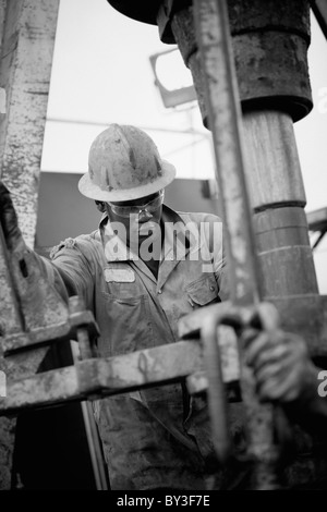 Olio di perforazione del lavoratore per olio sul rig Foto Stock