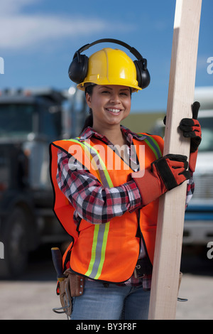 Ritratto di donna lavoratore edile sul sito di costruzione Foto Stock