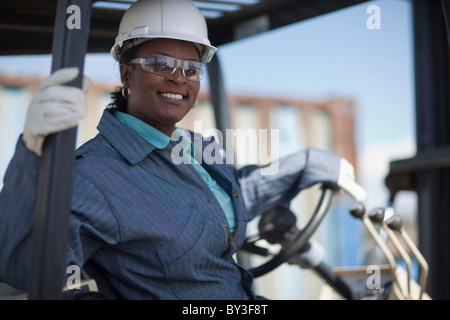 Ritratto di donna lavoratore edile guida escavatore meccanico Foto Stock