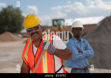 Ritratto di lavoratori edili sul sito di costruzione Foto Stock
