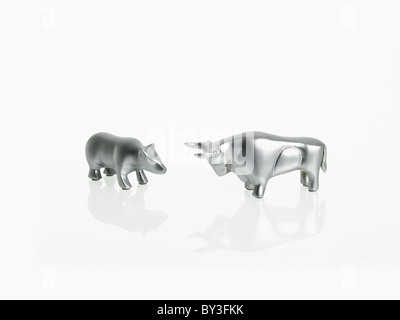 Studio shot di argento figurine di bull e bear Foto Stock